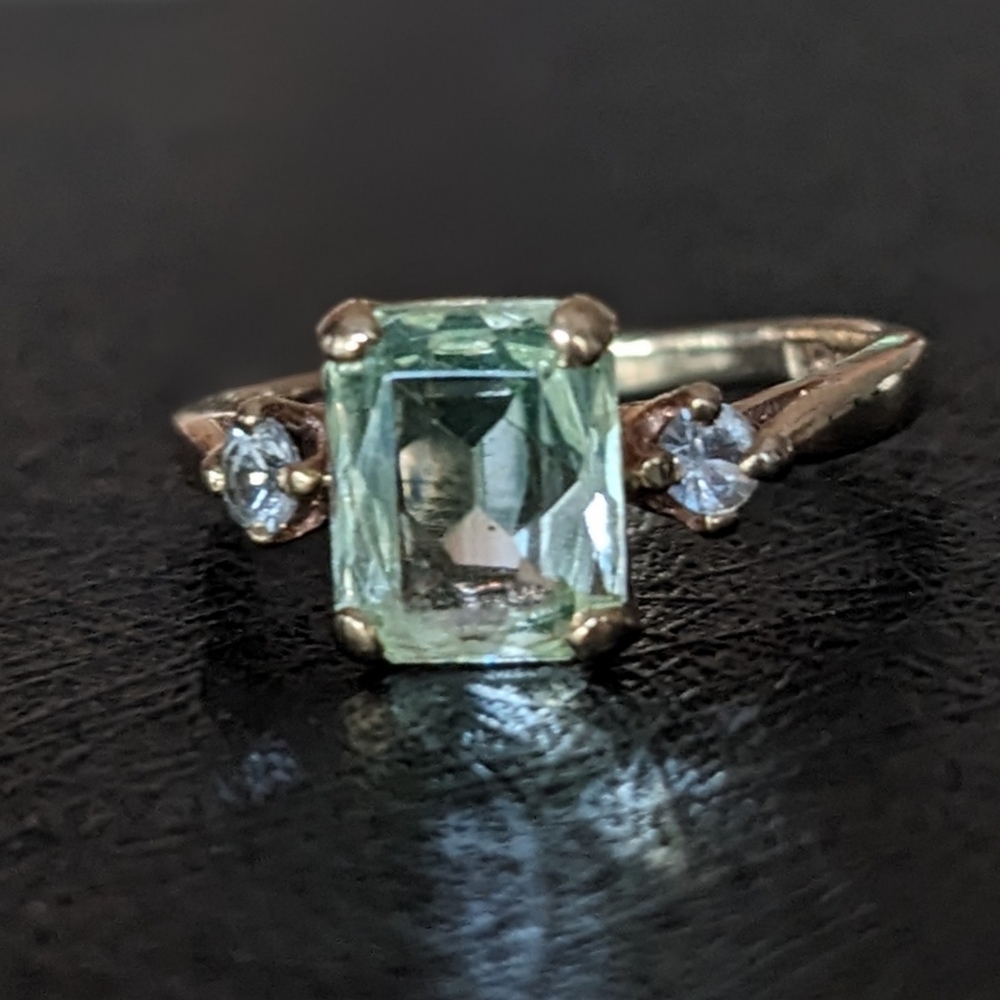10K Peridot Diamond Solid Gold Ring. 2.20 Grams
